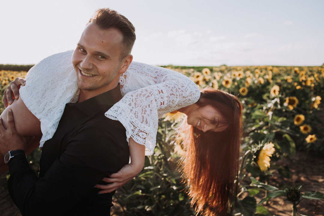 sesja zdjęciowa zakochanych w polu słoneczników Ostrów Wielkopolski