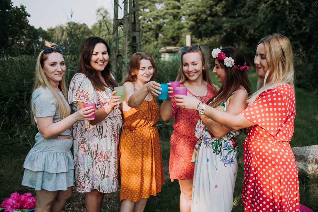 plenerowa sesja panieńska, dziewczyny wznoszące toast