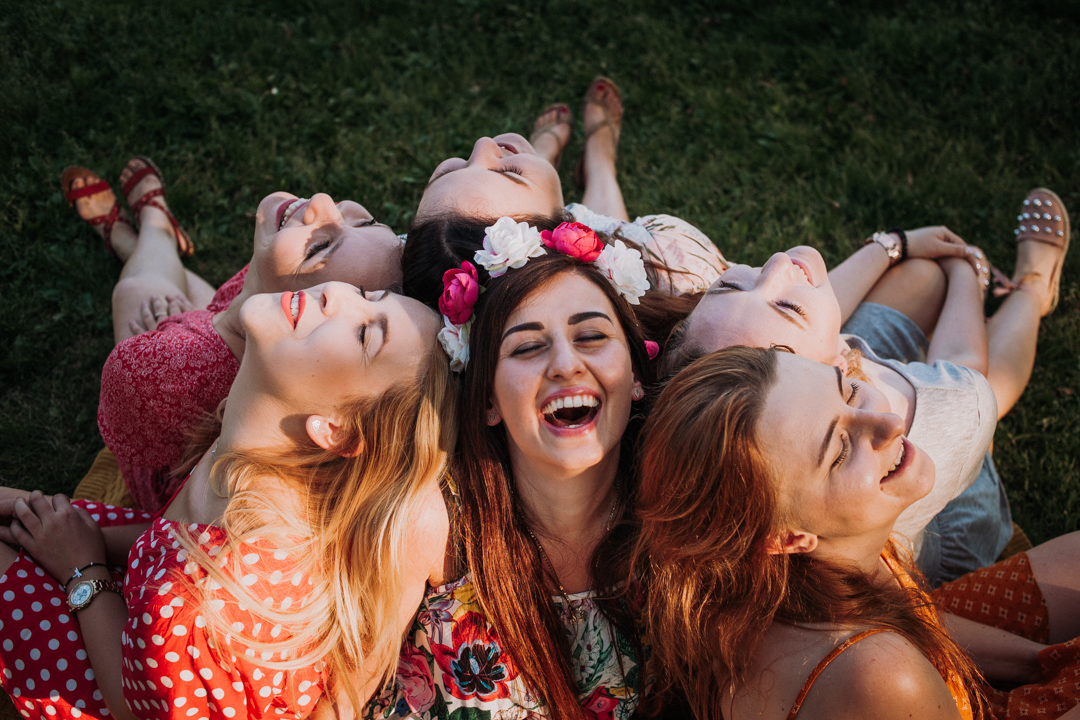 sesja panieńska, sukienki boho i wianki na włosach