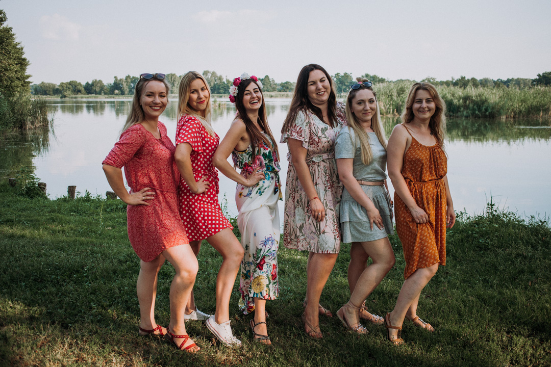 plenerowa sesja panieńska nad Stawami Milickimi, uśmiechnięte dziewczyny