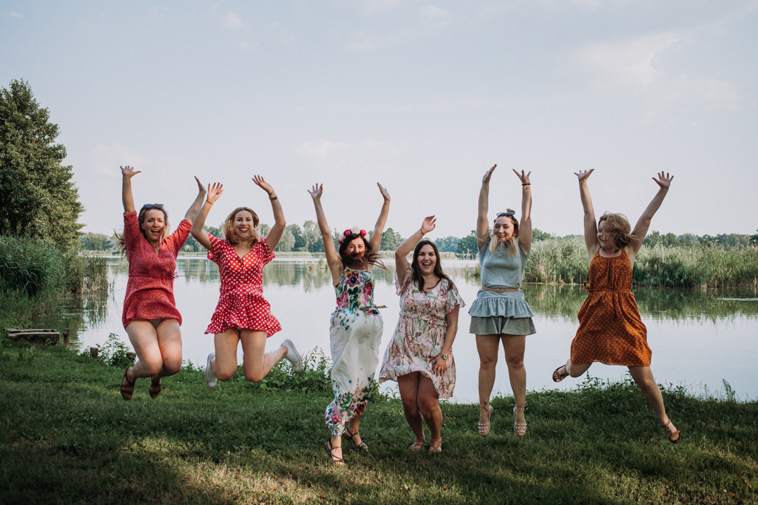 plenerowa sesja panieńska nad Stawami Milickimi, przyjaciółki