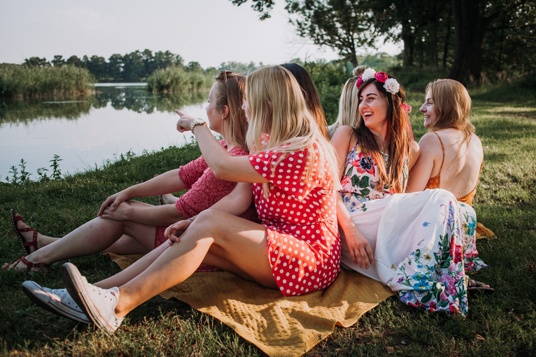 plenerowa sesja panieńska nad Stawami Milickimi, dziewczyny z wiankami na włosach