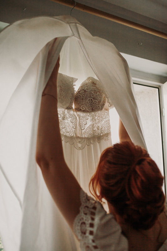 przygotowania ślubne, pani młoda poprawia suknię ślubną