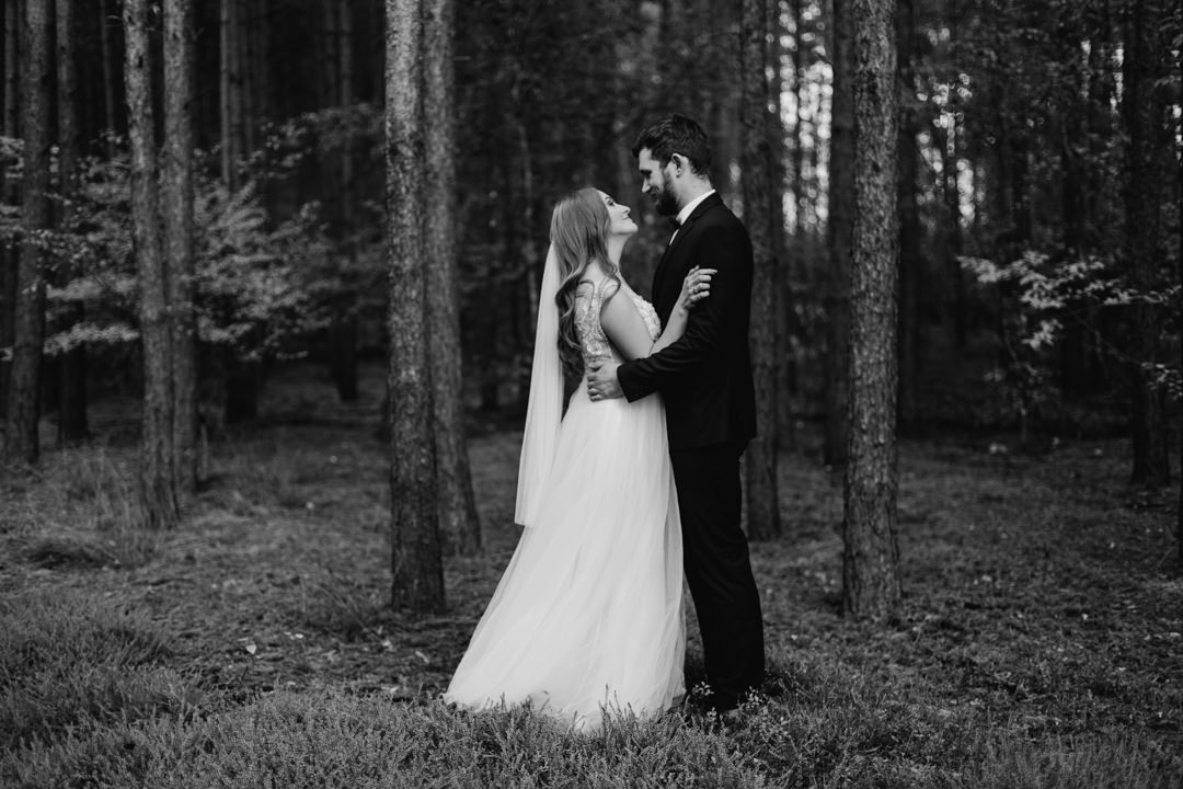sesja ślubna w lesie, portret pary młodej czerń-biel