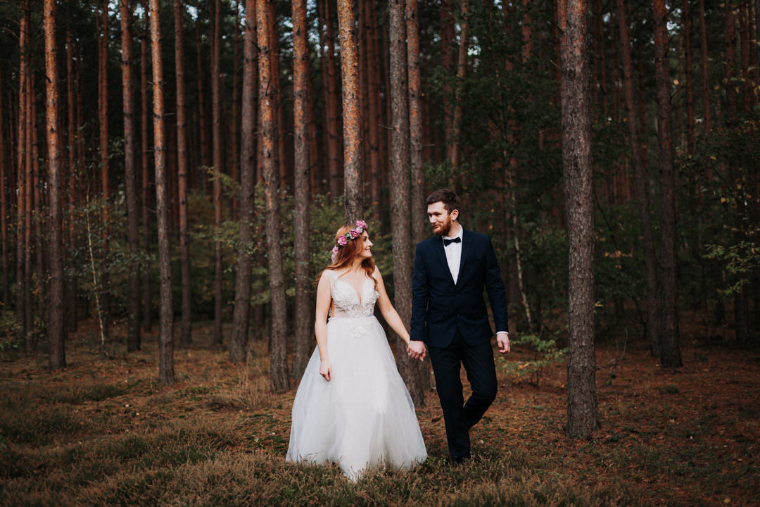 sesja ślubna w lesie, para młoda spacerująca w lesie