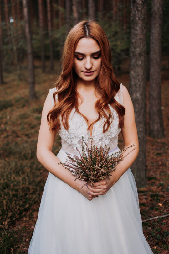 sesja ślubna w lesie portret panny młodej, bukiet ślubny