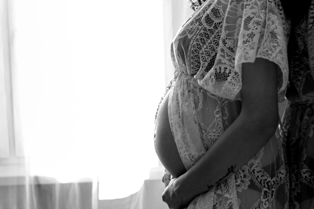 sesja ciążowa w domu Ostrów Wielkopolski, ciązowy brzuch