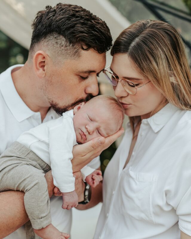 Czy szklarnia to dobre miejsce na sesję z noworodkiem? 🤎

Oczywiście 🥰 szczególnie wtedy, gdy na sesję przychodzi cała rodzina.
W szklarni mamy dużo naturalnego światła, przestrzeń i spokojną, domową atmosferę, bez względu na warunki pogodowe. 
Często maluchy pytają mnie: "Czy tutaj mieszkam?" 😊 I chociaż nie mieszkam w swojej szklarni, bardzo ją lubię. 

Za możliwość zabaw z dziećmi, podpatrywanie przytulasów, i za tworzenie dla Was pięknych historii .

Dzięki temu powstają zdjęcia, które nie są tylko ładnymi kadrami.
Są zapisem tego, jak wygląda Wasza rodzina właśnie teraz. 🤎

Ten czas, kiedy starsze dziecko po raz pierwszy poznaje swoją małą siostrę lub brata, mija zdecydowanie za szybko.

A ja chcę go dla Was zatrzymać. 🤎

#sesjanoworodkowa #sesjawszklarni #szklarnia #sesjarodzinna