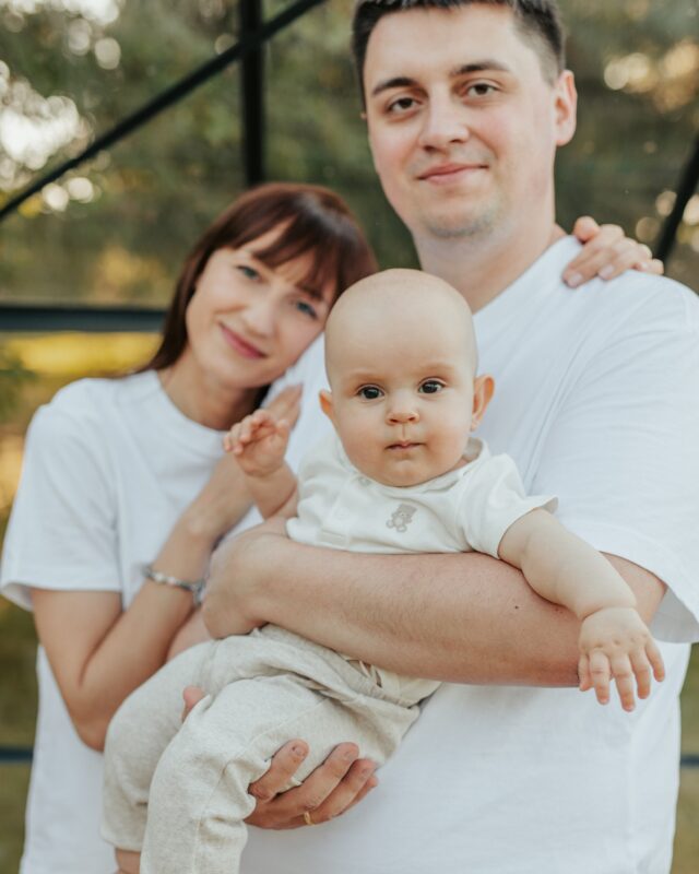 Jak wyglądają kulisy sesji niemowlęcych?

Nie zawsze maluszek jest roześmiany. Czasami potrzebujemy chwili na to, żeby odnalazł się w nowej przestrzeni. 

Czasami potrzeba tulenia jest tak silna, że maluszek nie schodzi z Waszych ramiom. 

Często potrzebne jest ukojenie przy piersi, jeśli maluch jest w ten sposób karmiony. 

Czasami jest trochę płaczu, który próbujemy ukoić wszelkimi znanymi Wam i mi metodami. 
Ale wiecie czego jest najwięcej? Wyrozumiałości, cierpliwości i zrozumienia z mojej strony. 
Wiem, że trudno przewidzieć jak maluszek odnajdzie się na sesji, ale uwierz mi, że nie zrobimy nic, na co Wy i maleństwo nie będziecie mieli ochoty, a często nawet w chwilach, które Wam wydają się stracone powstaje wiele pięknych kadrów ❤️