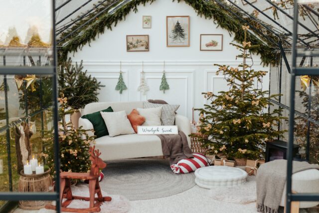 Już za chwilę spotkam się tutaj z Wami na tegorocznych sesjach świątecznych 📸🎄
Jak co roku jest to dla mnie wyjątkowo intensywny czas, który po brzegi wypełniony jest Waszymi uśmiechami ☺
W tym roku jest odrobinę inaczej, w szklarni stanęła ściana, która będzie tłem do Waszych rodzinnych ujęć. 
Ja już nie mogę się doczekać! A Wy? 🤎